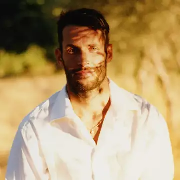 H L'Oréal ενώνει τις δυνάμεις της με τον Jacquemus σε μια αποκλειστική συνεργασία