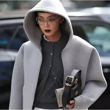 Grey chic | Τα πιο κομψά looks με πρωταγωνιστή το γκρι χρώμα