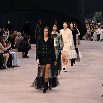 Η μοντέρνα εκδοχή της capsule γκαρνταρόμπας μέσα από τη F/W 2025-2026 συλλογή του οίκου Chanel