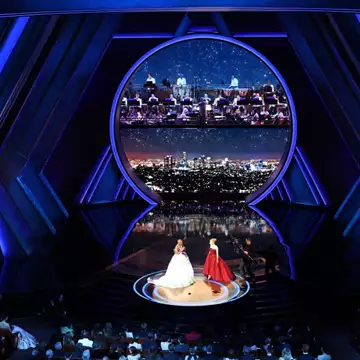 Oscars Review | Μια βραδιά ανατροπών και πολλών αναστεναγμών μετά την απώλεια του Α’ βραβείου από τη Demi Moore