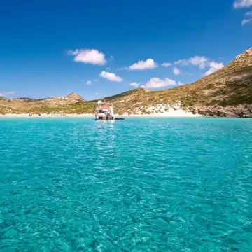 Τίνα Βασιλικού | Η αρχιτέκτονας εσωτερικών χώρων και συνιδρύτρια του Two’s Concept Store μας προσκαλεί σε μια μυστική απόδραση στο Αιγαίο