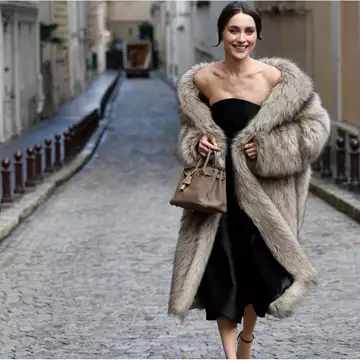 Γιορτινό ντύσιμο 2025 | 5 πολύ απλά αλλά κομψά φορέματα για τις γιορτινές σας εμφανίσεις