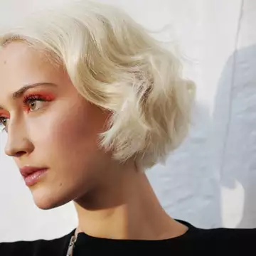 Αυτό είναι το απόλυτο festive και εύκολο χτένισμα που κάθε γυναίκα άνω των 50 αξίζει να δοκιμάσει