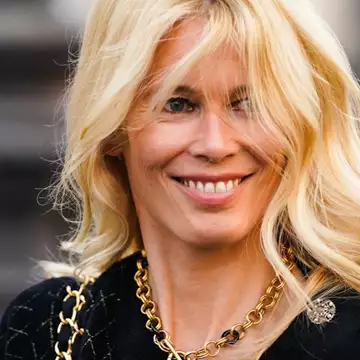 Γίνεται και από το κρεβάτι! Η άσκηση που εξαφανίζει το λίπος στην κοιλιά μετά τα 50