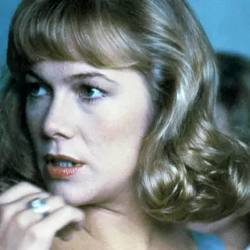 Kathleen Turner | Το απόλυτο sex symbol των 80s σε σπάνια δημόσια εμφάνιση στη Νέα Υόρκη
