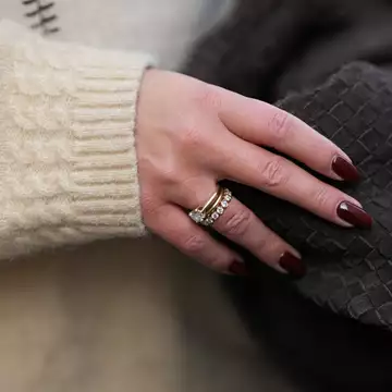 Καφέ μανικιούρ για τα Χριστούγεννα | 8 ιδέες για να κάνετε φέτος την ανατροπή