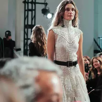 "Modern Romantics" | Η συλλογή Ralph Lauren Fall 2025 εμπέεται από τις ανεξάρτητες γυναίκες