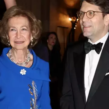 Η βασίλισσα Σοφία στο Παρίσι με ένα εντυπωσιακό μπλε φόρεμα