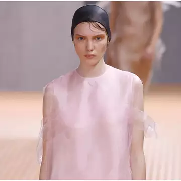 Τα chic φορέματα της άνοιξης είναι μεταξωτά