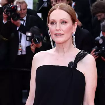Julianne Moore | Με μαύρο Bottega Veneta φόρεμα στην πρεμιέρα του The Phoenician Scheme στις Κάννες