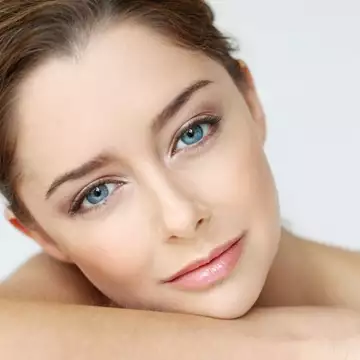 Οι καλύτεροι οροί ματιών για μια πιο νεανική εμφάνιση μετά τα 50