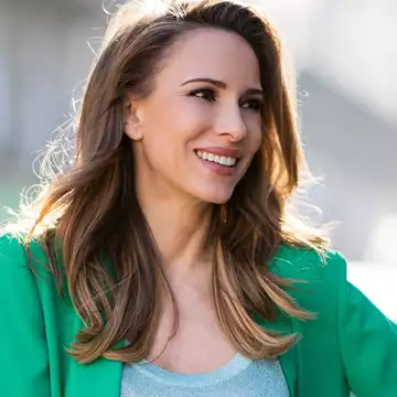 Οι 7 καλύτεροι αντιγηραντικοί οροί προσώπου για μετά την εμμηνόπαυση