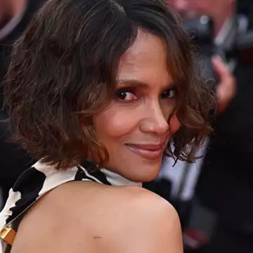 Halle Berry | Οι νέοι ενδυματολογικοί κανόνες στις Κάννες την ανάγκασαν να αλλάξει φόρεμα την τελευταία στιγμή