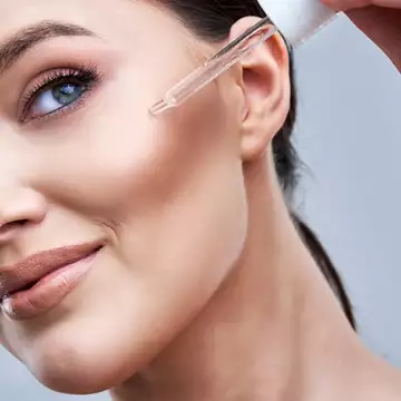 Αυτοί είναι οι καλύτεροι αντιγηραντικοί οροί προσώπου για γυναίκες άνω των 50 ετών