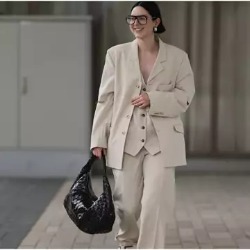 Πώς θα συνδυάσετε κοστούμι με πέδιλα για το γραφείο