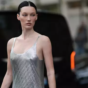 Το embroidered top που θα φορέσετε ακόμα και με jeans στα ρεβεγιόν των γιορτών