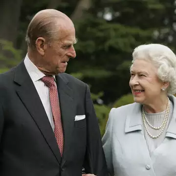 Βασίλισσα Ελισάβετ | Κράτησε 75 χρόνια στην τσάντα της ένα δώρο από τον πρίγκιπα Φίλιππο