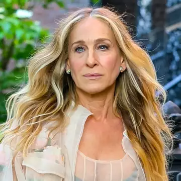 Chic over 50 | 3 κομψά καλοκαιρινά χτενίσματα με την υπογραφή της Sarah Jessica Parker