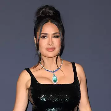 Η Salma Hayek χορεύει με ένα μικροσκοπικό λευκό μπικίνι σε ένα backstage βίντεο