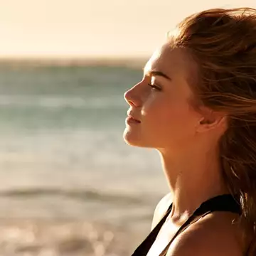 Αυτό το αντηλιακό spray μαλλιών είναι ο σύμμαχός σας για δυνατά και λαμπερά μαλλιά στον ήλιο