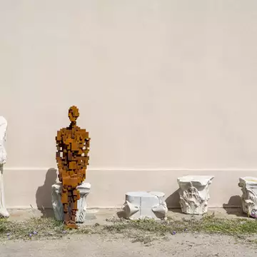 Art Club | Η Δήλος αποκτά το πρώτο έργο σύγχρονης τέχνης στον αρχαιολογικό της χώρο