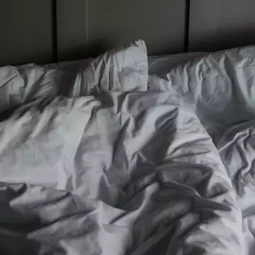 Το "τρικ της μαξιλαροθήκης" | Η τεχνική που πρέπει να ξέρετε για να κοιμάστε καλά στον καύσωνα