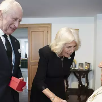 Βασίλισσα Καμίλα | Η ενδυμασία της μπροστά στον Πάπα προκάλεσε συζήτηση