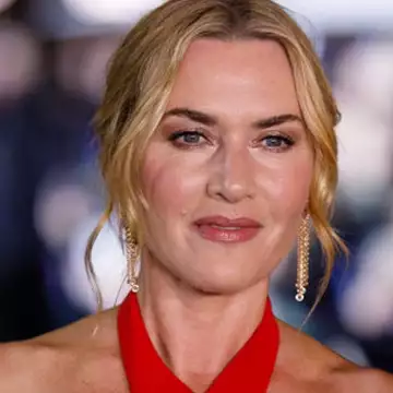 Kate Winslet | Με κόκκινο jumpsuit στο κινηματογραφικό φεστιβάλ της Ζυρίχης