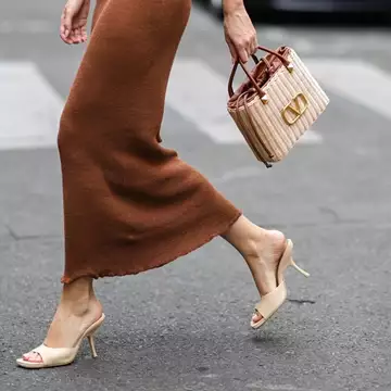 Τα 7 πιο κομψά χρώματα για το καλοκαιρινό πεντικιούρ του 2024