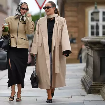 Οι πιο ωραίες μίντι φούστες για το φθινόπωρο του 2025