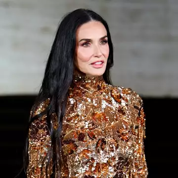 Demi Moore | Ξανά με girly αφέλειες, τρεις δεκαετίες μετά την ταινία Striptease