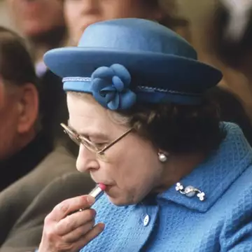 Οι παράξενες συνήθειες που είχε η βασίλισσα Ελισάβετ όταν ταξίδευε με αεροπλάνο