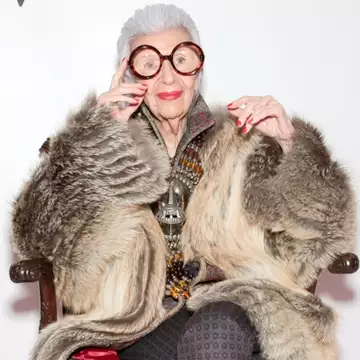 Iris Apfel | 102 χρόνια διαχρονικού και πολύχρωμου στιλ