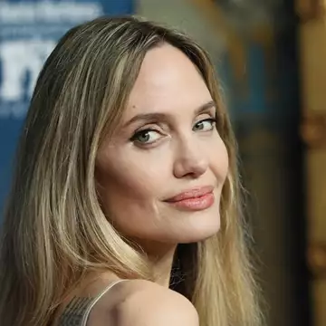 Η Angelina Jolie με off white φόρεμα στο Διεθνές Φεστιβάλ Κινηματογράφου της Σάντα Μπάρμπαρα