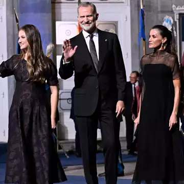 Βασίλισσα Letizia - Βασιλιάς Felipe | Η οικογενειακή χριστουγεννιάτικη κάρτα που θύμισε αυτή της Kate και του William