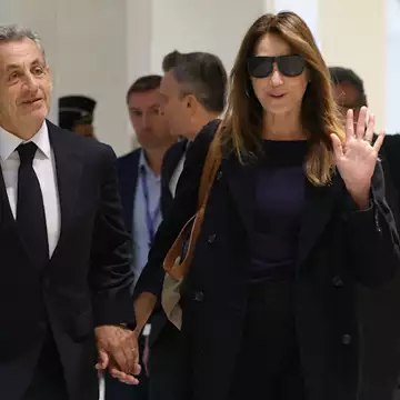 Carla Bruni & Nicolas Sarkozy | H κόρη τους έγινε 14 χρόνων δύο μέρες πριν ο πολιτικός οδηγηθεί στη φυλακή