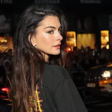 Anne Hathaway | Στο fashion show του Balenciaga με glamorous beauty look με rock χαρακτήρα