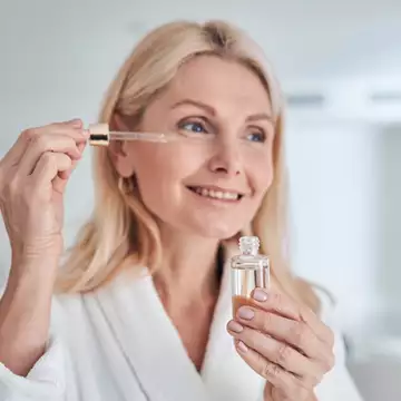 Ένας ορός που συνδυάζει τη βιταμίνη C με τη D αλλάζει τον τρόπο που φροντίζαμε την επιδερμίδα μας τη νύχτα