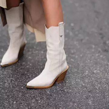 Τα κομψά μποτάκια για να υιοθετήσετε την τάση του suede