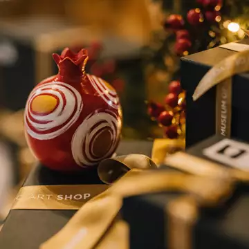 Χριστουγεννιάτικα Δώρα | 10 πρωτότυπες επιλογές που ξεχωρίσαμε από τα πωλητήρια των Μουσείων της πόλης