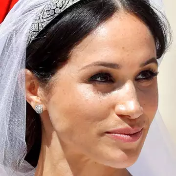 Η αντίδραση της Meghan Markle στην πριγκίπισσα Charlotte την ημέρα του γάμου της γίνεται viral