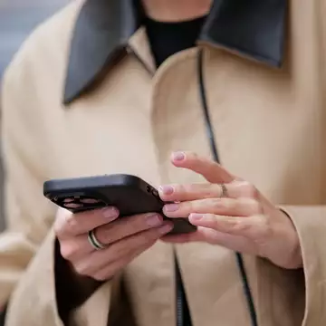 Barely There | Τα μίνιμαλ μανικιούρ που θα κυριαρχήσουν το 2024