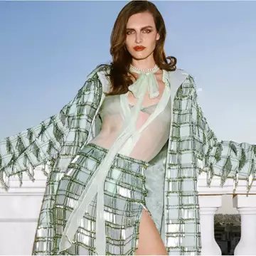 Ένα ταξίδι αισθησιακής κομψότητας με την Gucci Cruise 2025 στο νέο τεύχος Harper’s Bazaar Greece