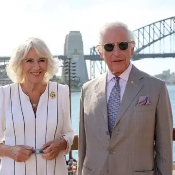 Βασιλιάς Κάρολος & Βασίλισσα Καμίλα | Αναβίωσαν την πόζα της Meghan και του Harry