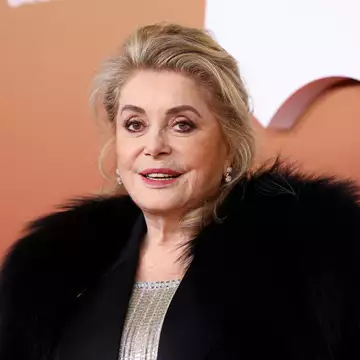 Catherine Deneuve | Η συμβολική καρφίτσα που επέλεξε για την εμφάνισή της στα βραβεία César