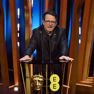 Michael J. Fox | Με αναπηρικό αμαξίδιο στα BAFTA 2024, προκάλεσε δάκρυα συγκίνησης