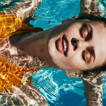 15 συμβουλές για την προστασία των μαλλιών στη θάλασσα