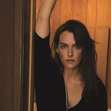 H Riley Keough στο Harper's Bazaar Greece: "Είπα στη μητέρα μου ότι θα τη βοηθήσω να τελειώσει το βιβλίο. Και λίγο μετά πέθανε"