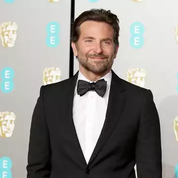 Bradley Cooper | Σερβίρει σάντουϊτς σε καντίνα στη Νέα Υόρκη