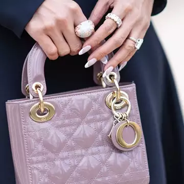 10 κομψά γαλλικά μανικιούρ στα it χρώματα της σεζόν